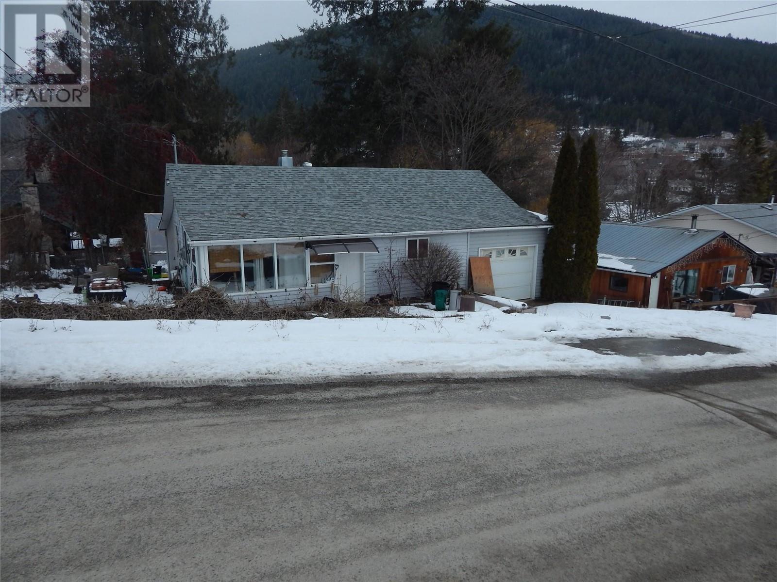 1422 MURDOCH Street, creston, British Columbia V0B1G4