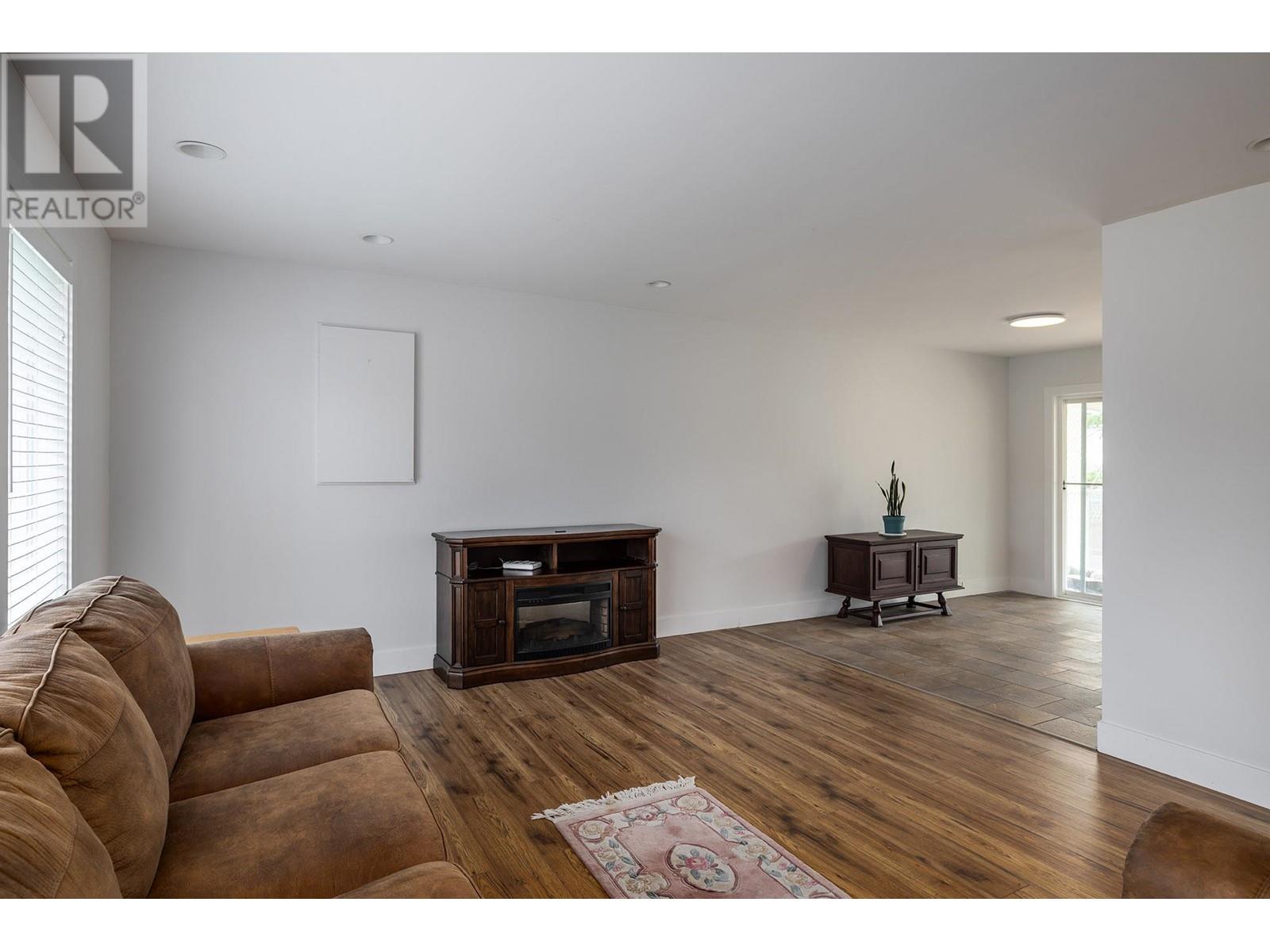 Property at 2571 Pineridge Place image 4