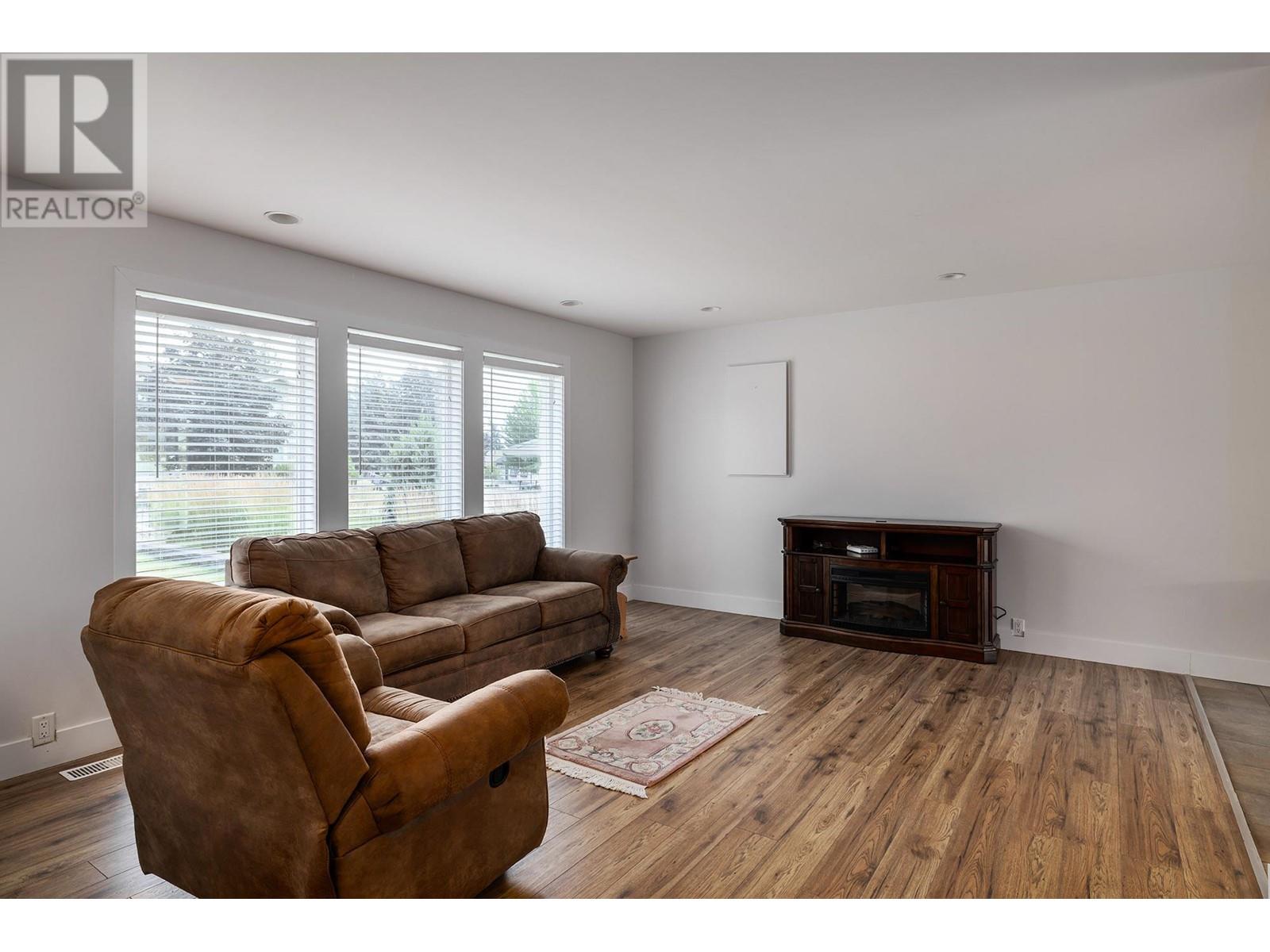 Property at 2571 Pineridge Place image 3
