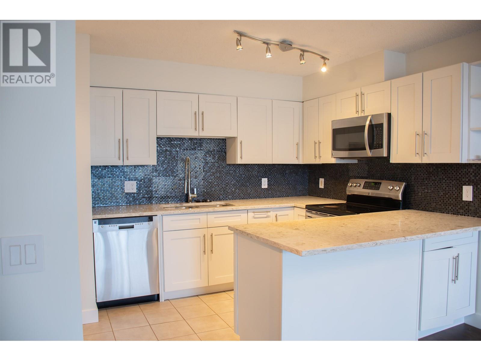Listing Picture 8 of 36 : 1301 3970 CARRIGAN COURT, Burnaby / 本拿比 - 魯藝地產 Yvonne Lu Group - MLS Medallion Club Member