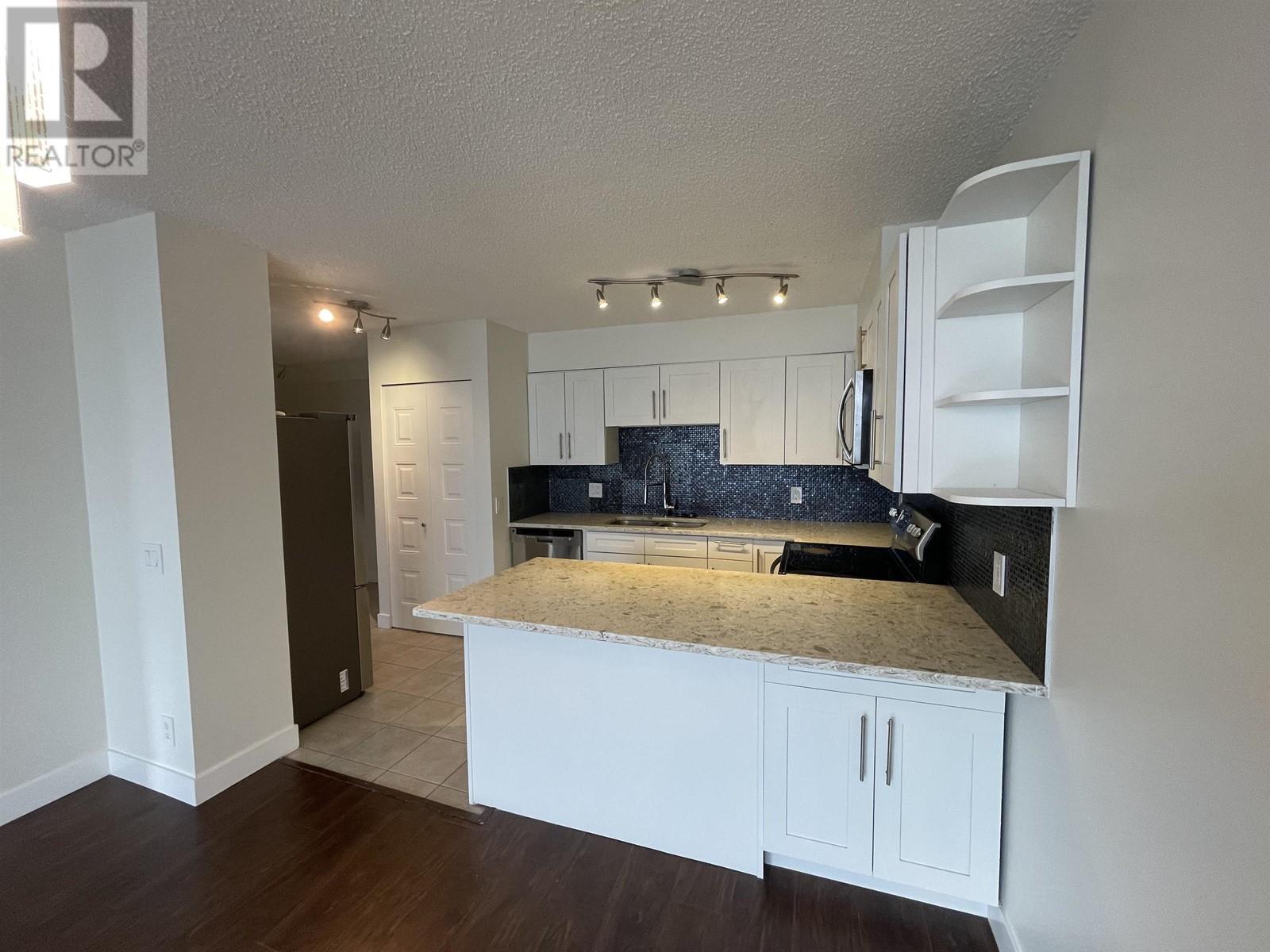 Listing Picture 12 of 36 : 1301 3970 CARRIGAN COURT, Burnaby / 本拿比 - 魯藝地產 Yvonne Lu Group - MLS Medallion Club Member