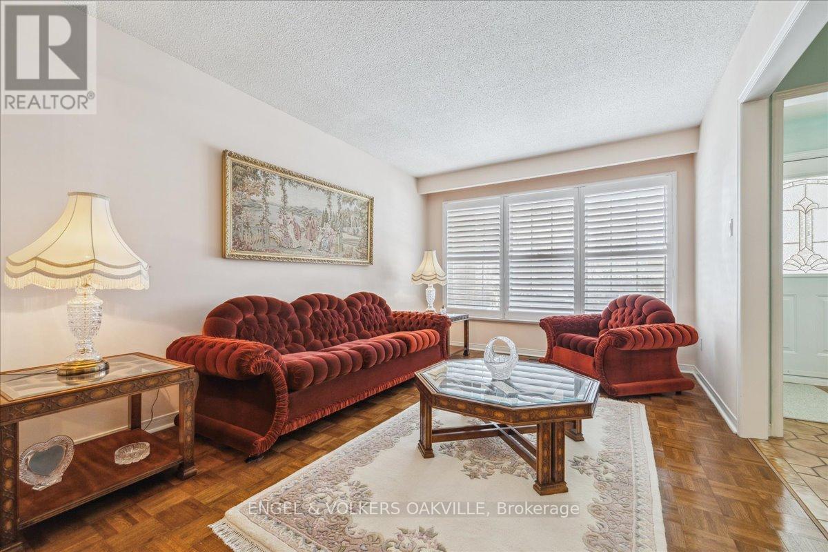 1222 Larny Court, Mississauga, Ontario  L4W 3N4 - Photo 6 - W11981071