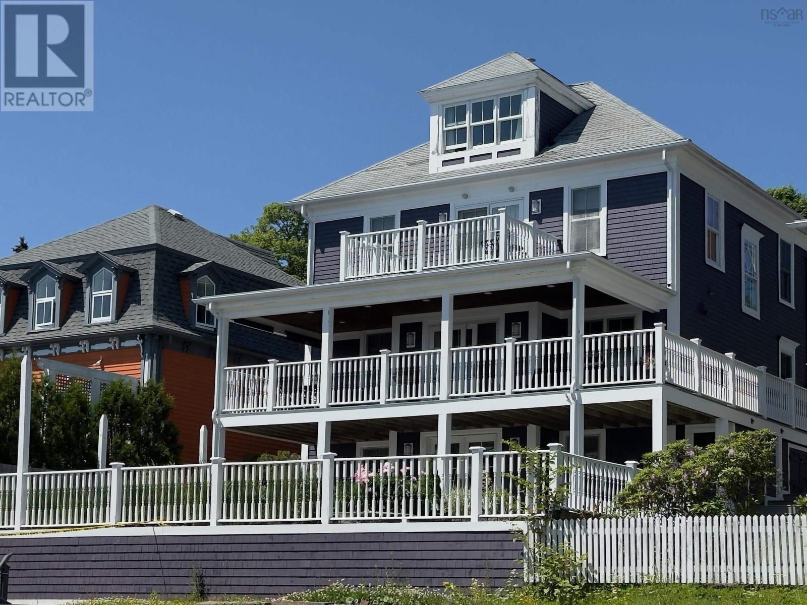 208 Pelham Street, Lunenburg, Nova Scotia  B0J 2C0 - Photo 3 - 202503264