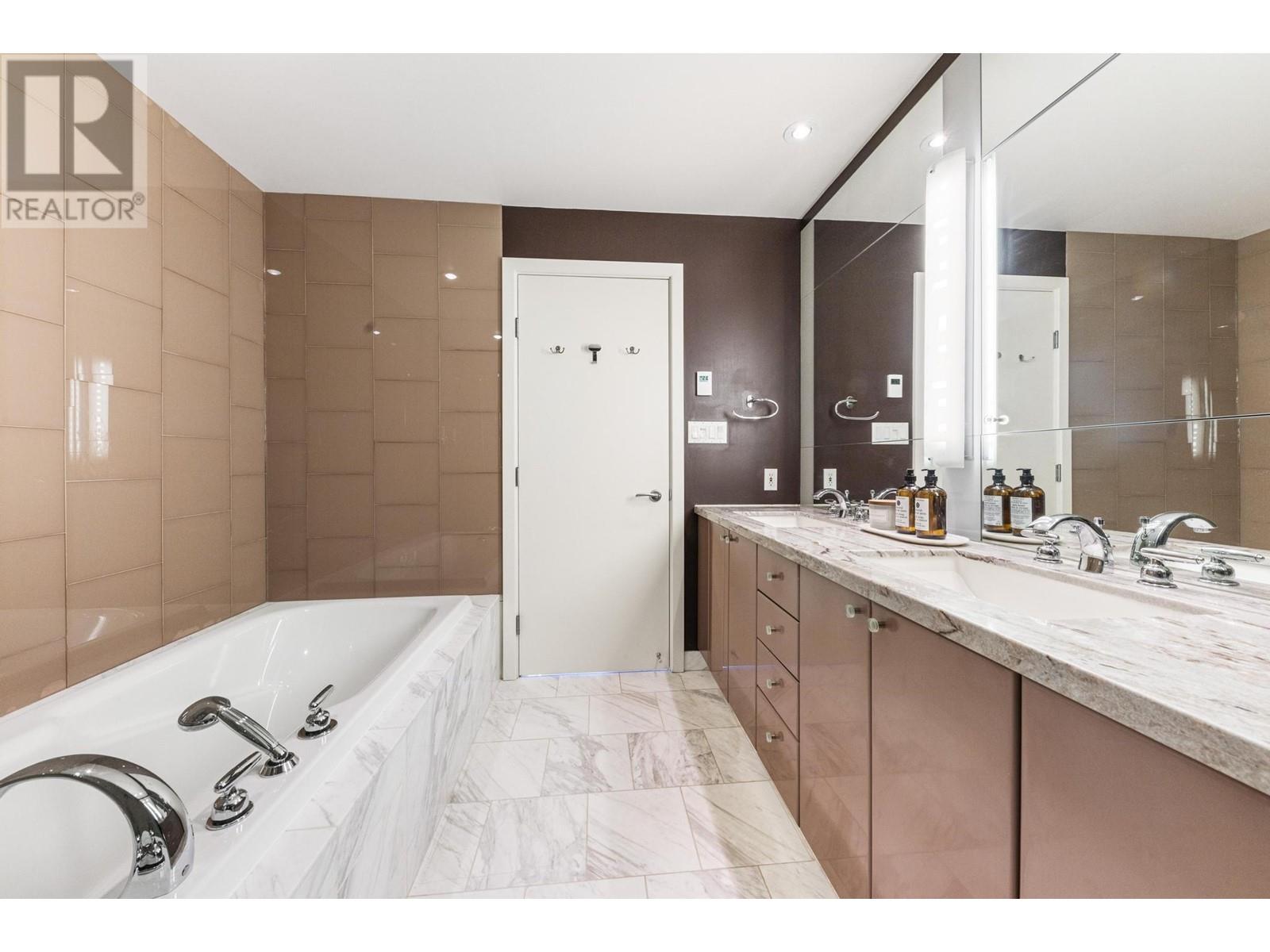 Listing Picture 16 of 28 : 3203 1281 W CORDOVA STREET, Vancouver / 溫哥華 - 魯藝地產 Yvonne Lu Group - MLS Medallion Club Member