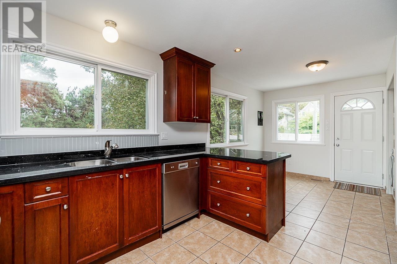 Listing Picture 10 of 40 : 1379-1381 E 11TH AVENUE, Vancouver / 溫哥華 - 魯藝地產 Yvonne Lu Group - MLS Medallion Club Member