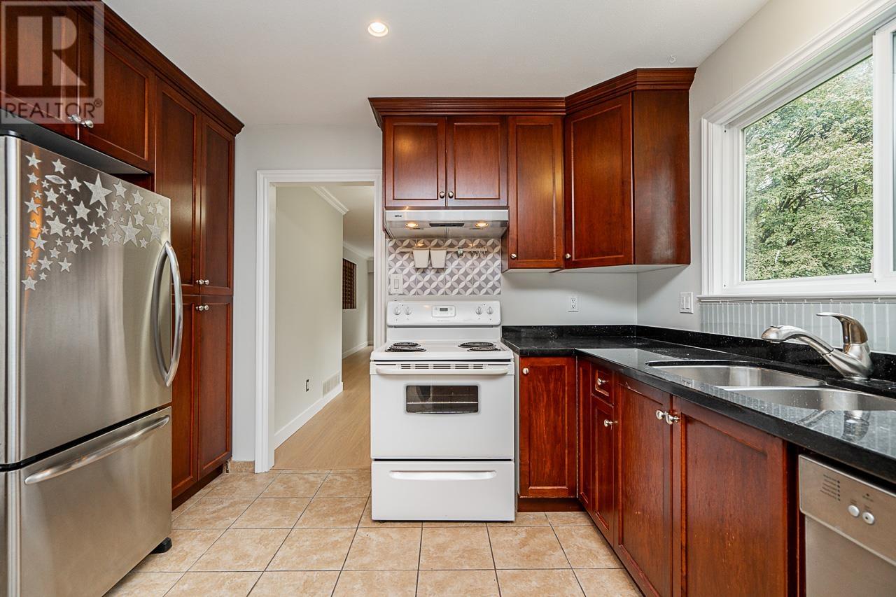 Listing Picture 11 of 40 : 1379-1381 E 11TH AVENUE, Vancouver / 溫哥華 - 魯藝地產 Yvonne Lu Group - MLS Medallion Club Member