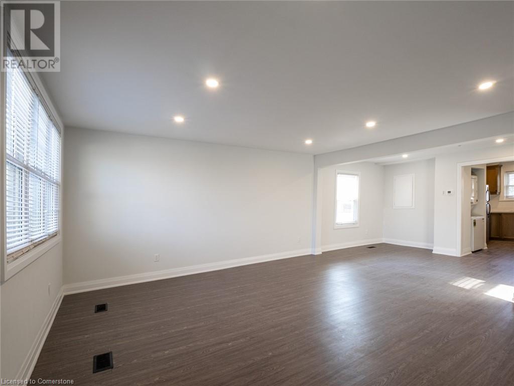 Property at 283 PARKDALE Avenue N image 4