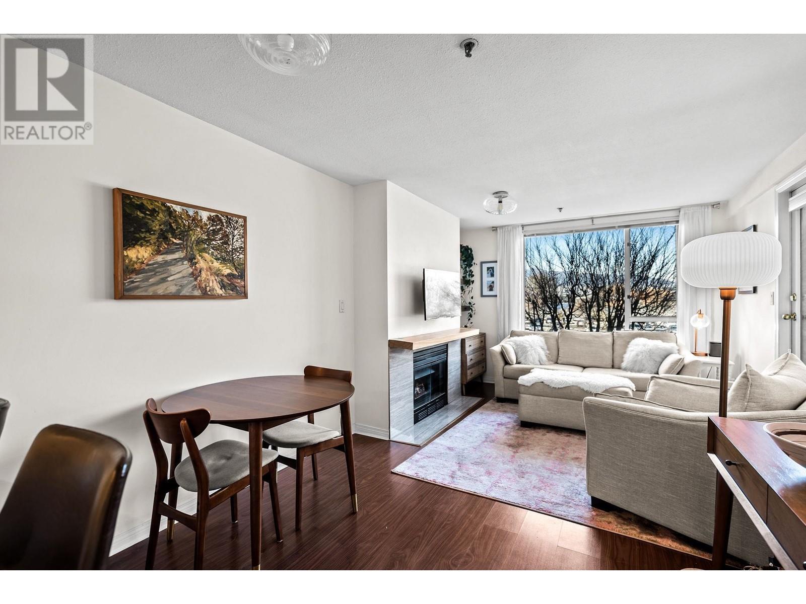 Listing Picture 2 of 40 : 207 2160 CORNWALL AVENUE, Vancouver / 溫哥華 - 魯藝地產 Yvonne Lu Group - MLS Medallion Club Member