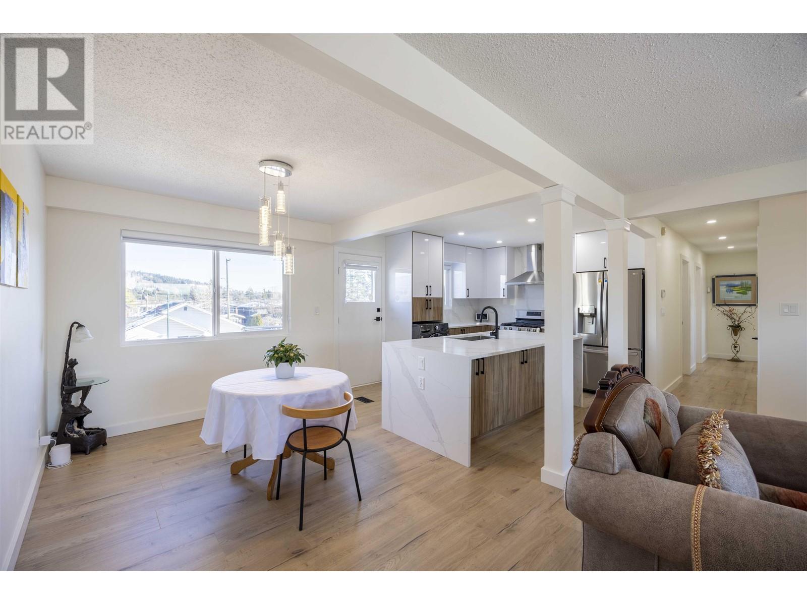 926 Grove Avenue, Burnaby, British Columbia  V5B 4G7 - Photo 3 - R2968938