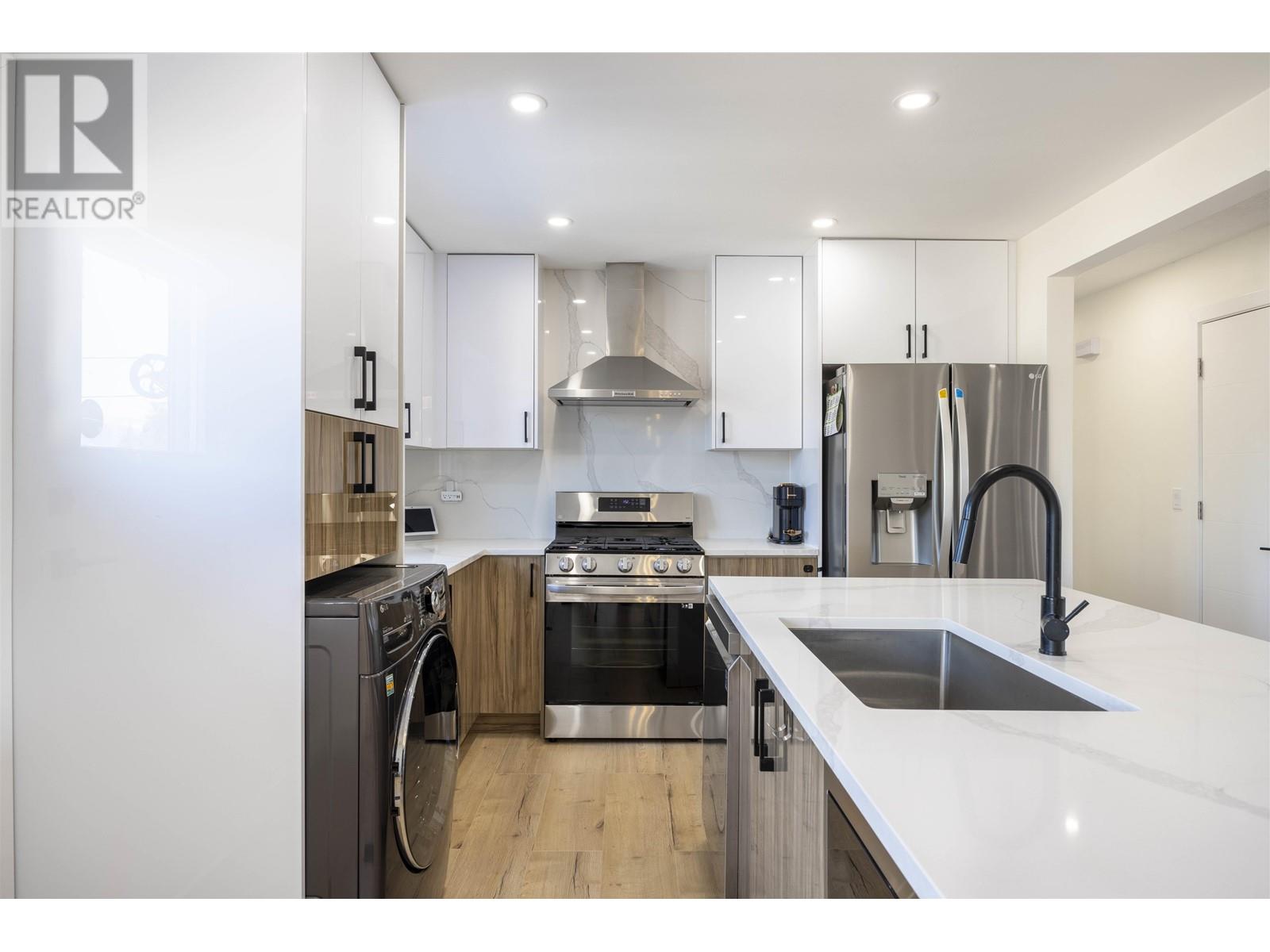 926 Grove Avenue, Burnaby, British Columbia  V5B 4G7 - Photo 4 - R2968938