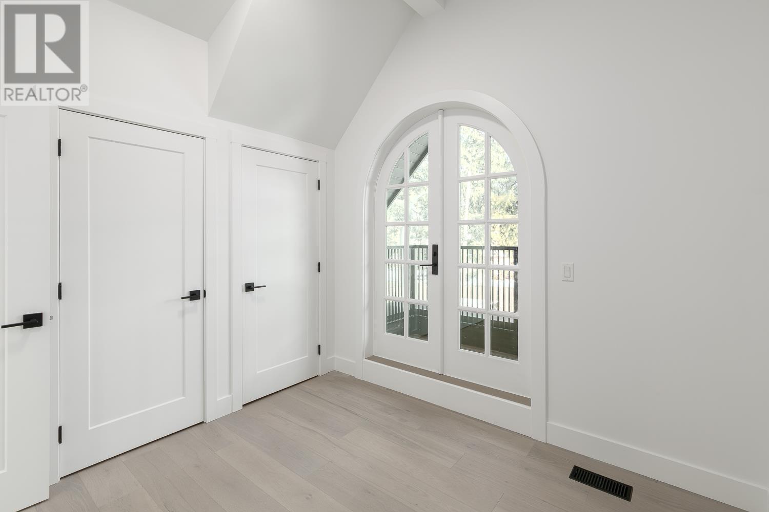 Listing Picture 11 of 22 : 1051 SEMLIN DRIVE, Vancouver / 溫哥華 - 魯藝地產 Yvonne Lu Group - MLS Medallion Club Member