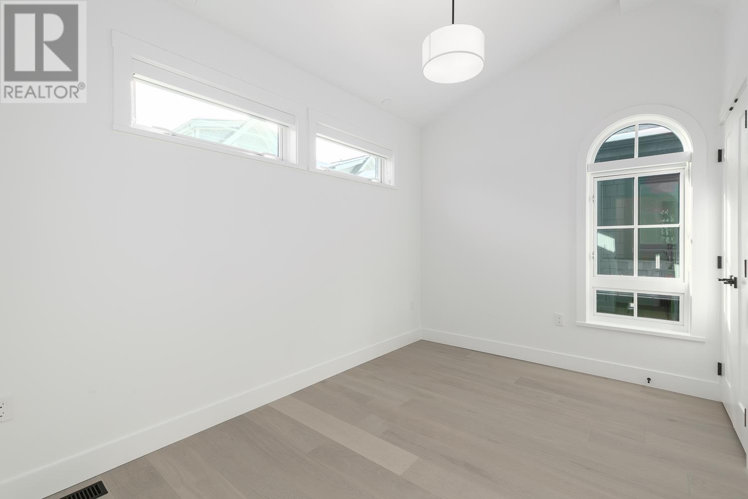 Listing Picture 14 of 22 : 1051 SEMLIN DRIVE, Vancouver / 溫哥華 - 魯藝地產 Yvonne Lu Group - MLS Medallion Club Member