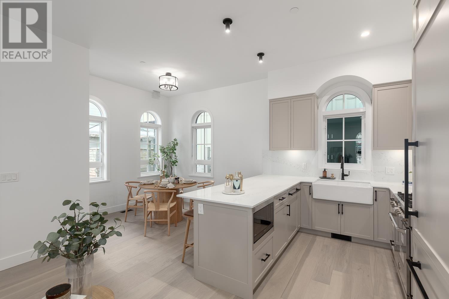 Listing Picture 8 of 22 : 1051 SEMLIN DRIVE, Vancouver / 溫哥華 - 魯藝地產 Yvonne Lu Group - MLS Medallion Club Member