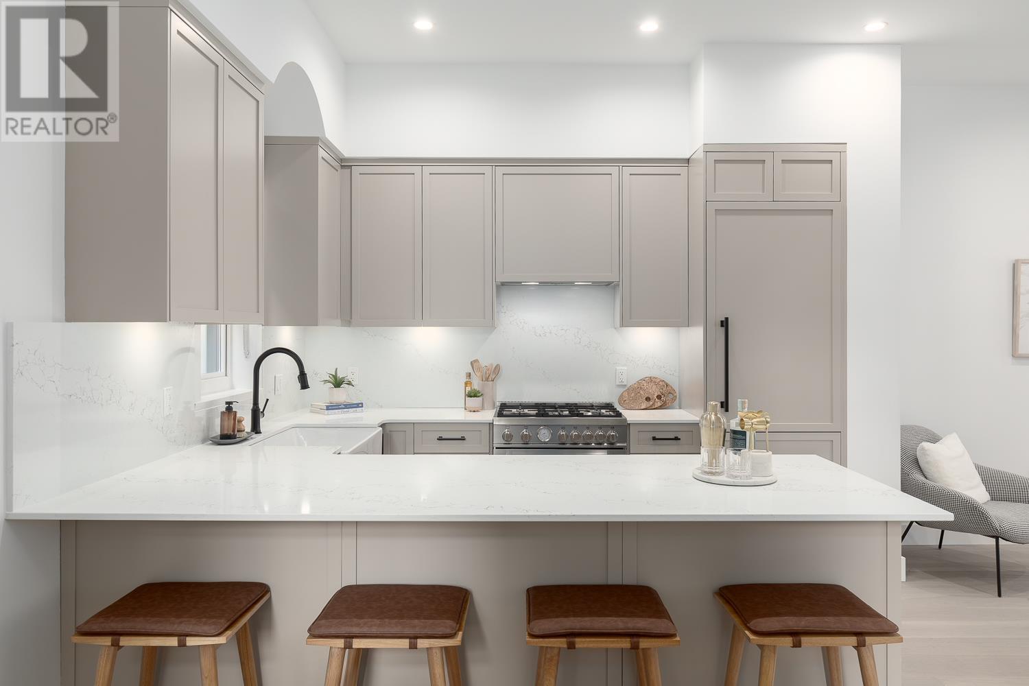 Listing Picture 6 of 22 : 1051 SEMLIN DRIVE, Vancouver / 溫哥華 - 魯藝地產 Yvonne Lu Group - MLS Medallion Club Member