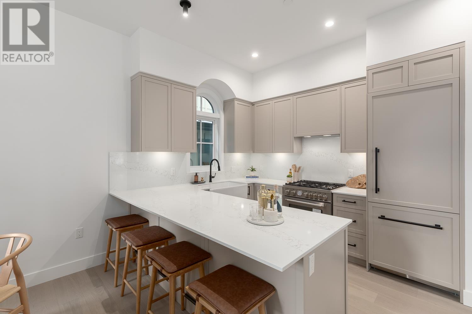 Listing Picture 5 of 22 : 1051 SEMLIN DRIVE, Vancouver / 溫哥華 - 魯藝地產 Yvonne Lu Group - MLS Medallion Club Member