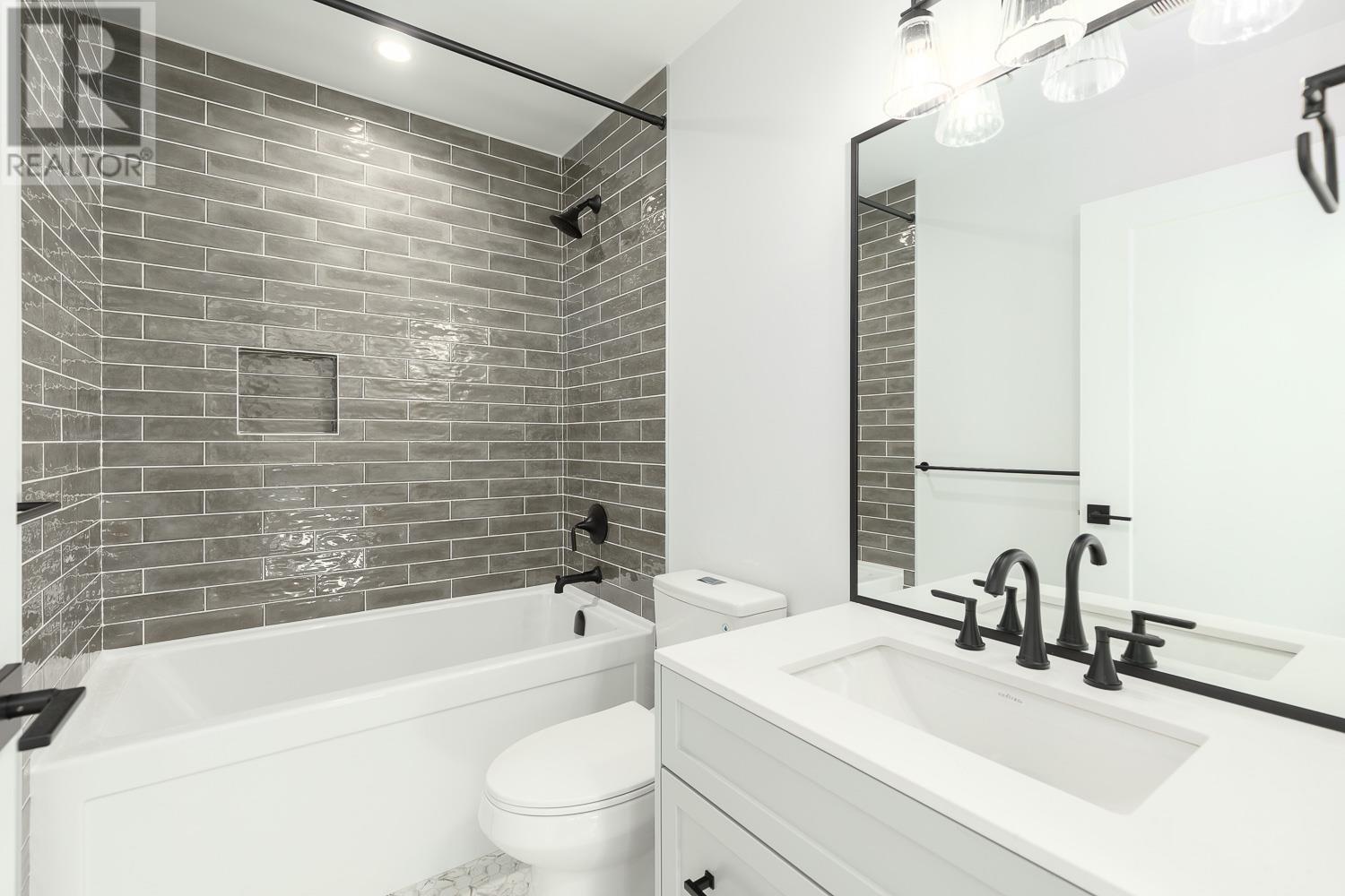 Listing Picture 13 of 22 : 1051 SEMLIN DRIVE, Vancouver / 溫哥華 - 魯藝地產 Yvonne Lu Group - MLS Medallion Club Member