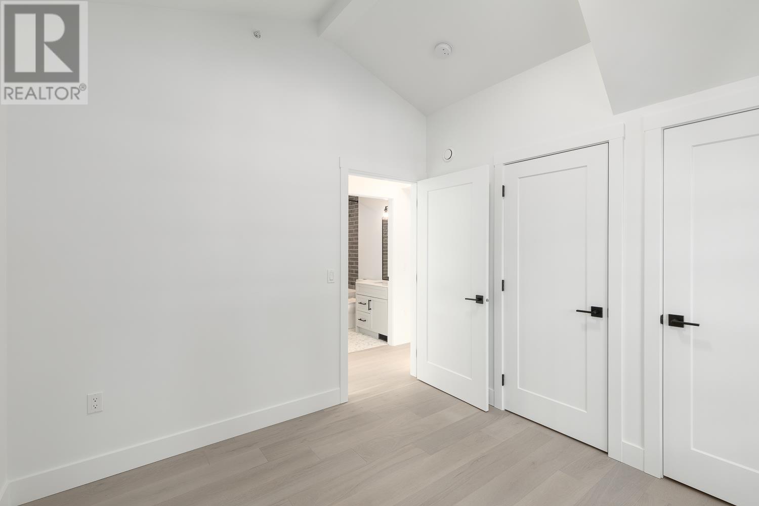 Listing Picture 12 of 22 : 1051 SEMLIN DRIVE, Vancouver / 溫哥華 - 魯藝地產 Yvonne Lu Group - MLS Medallion Club Member