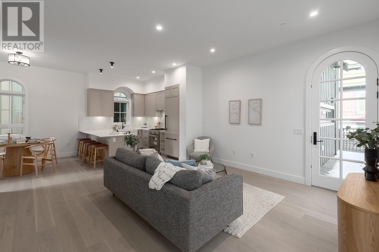 Listing Picture 3 of 22 : 1051 SEMLIN DRIVE, Vancouver / 溫哥華 - 魯藝地產 Yvonne Lu Group - MLS Medallion Club Member