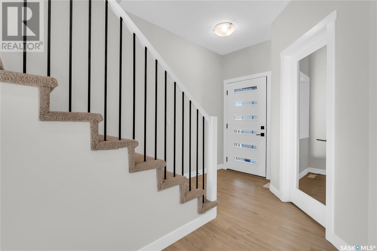 Property at 903 Traeger MANOR image 2