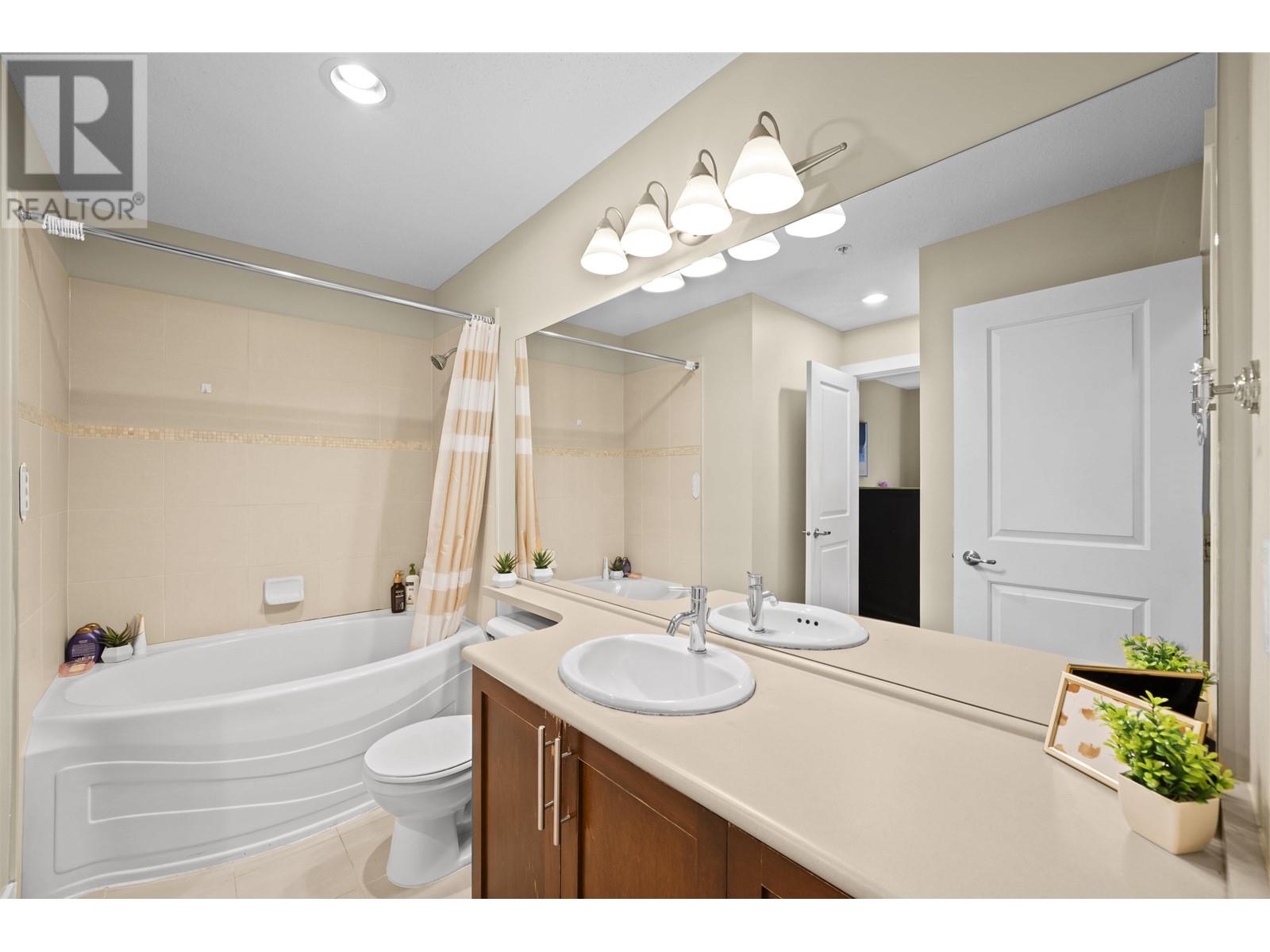 Listing Picture 16 of 19 : 216 2250 WESBROOK MALL, Vancouver / 溫哥華 - 魯藝地產 Yvonne Lu Group - MLS Medallion Club Member