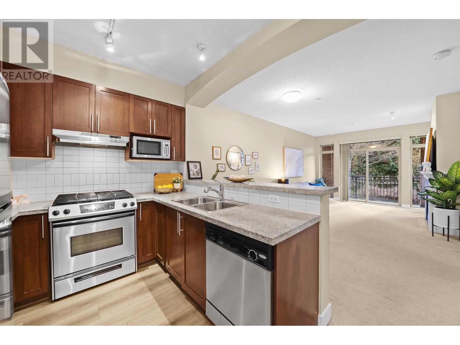 Listing Picture 10 of 19 : 216 2250 WESBROOK MALL, Vancouver / 溫哥華 - 魯藝地產 Yvonne Lu Group - MLS Medallion Club Member