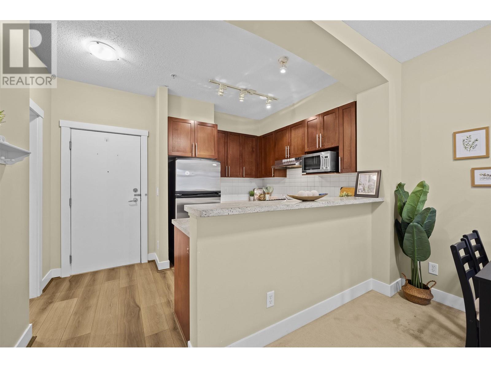 Listing Picture 8 of 19 : 216 2250 WESBROOK MALL, Vancouver / 溫哥華 - 魯藝地產 Yvonne Lu Group - MLS Medallion Club Member