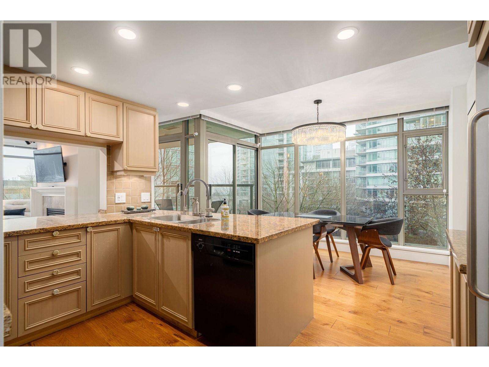 Listing Picture 2 of 29 : 305 1680 BAYSHORE DRIVE, Vancouver / 溫哥華 - 魯藝地產 Yvonne Lu Group - MLS Medallion Club Member