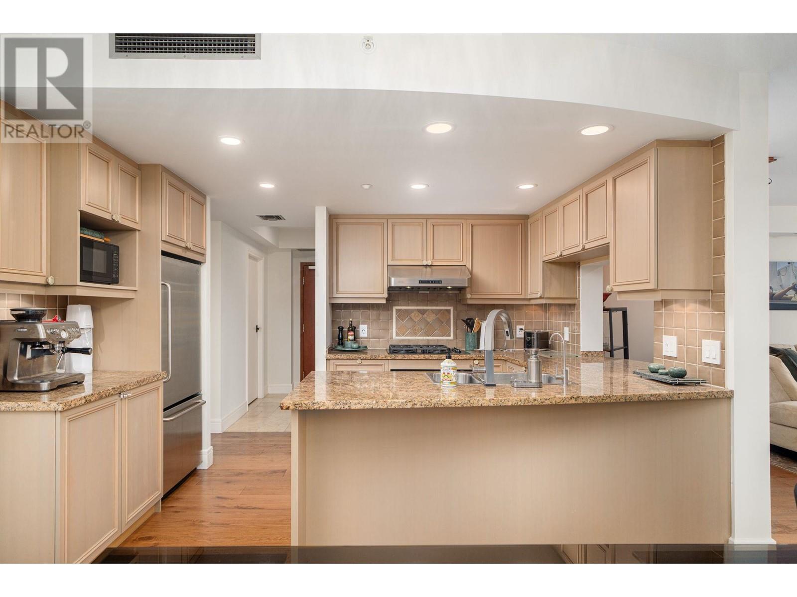 Listing Picture 4 of 29 : 305 1680 BAYSHORE DRIVE, Vancouver / 溫哥華 - 魯藝地產 Yvonne Lu Group - MLS Medallion Club Member