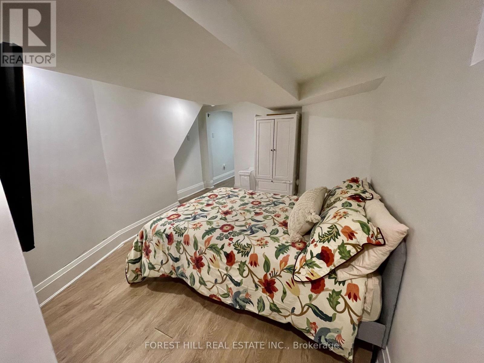 Lower - 385 Symington Avenue, Toronto, Ontario  M6N 2W4 - Photo 8 - W11981559