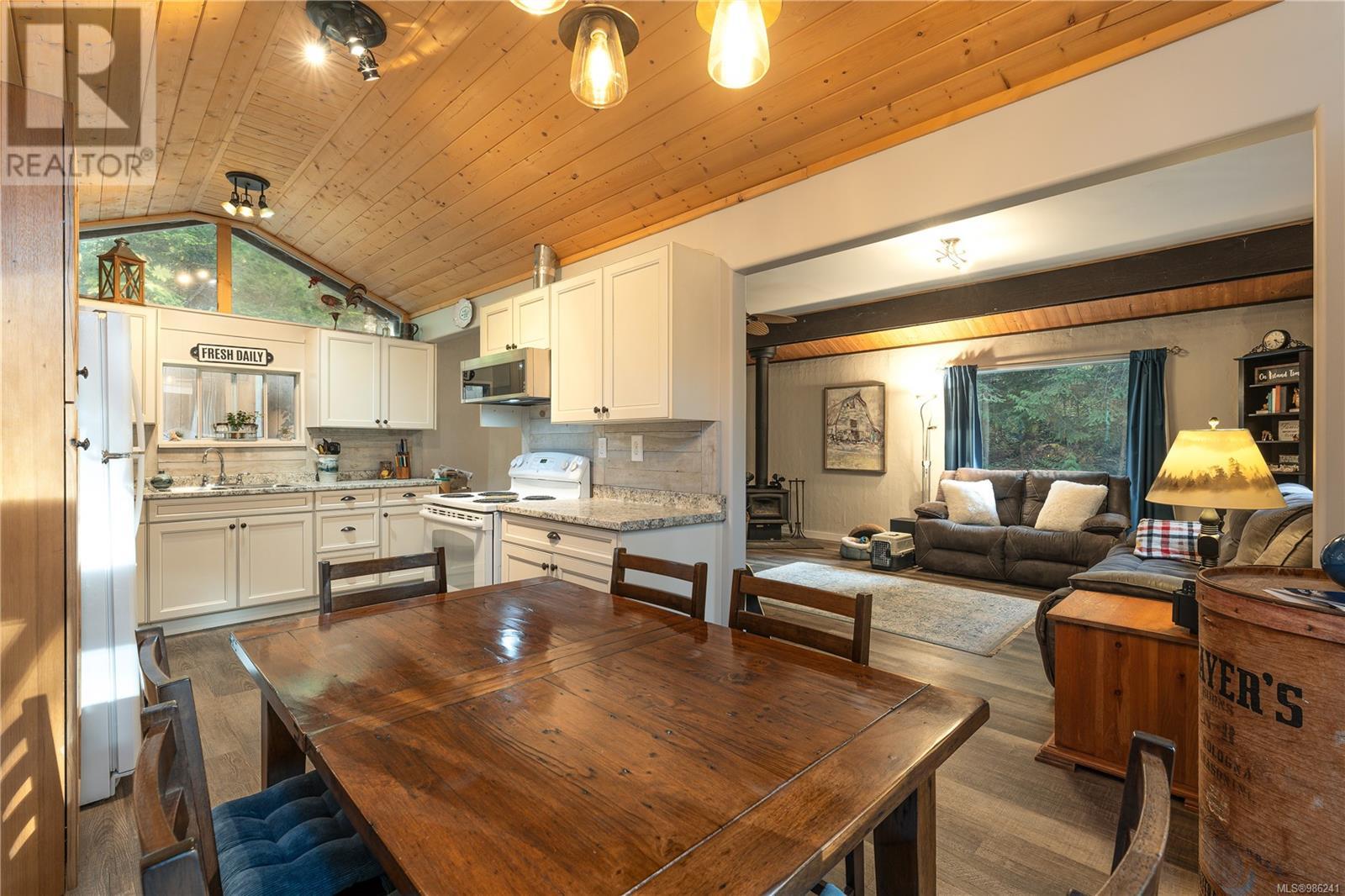 379 Hemlock Ave, Gabriola Island, British Columbia  V0R 1X1 - Photo 2 - 986241