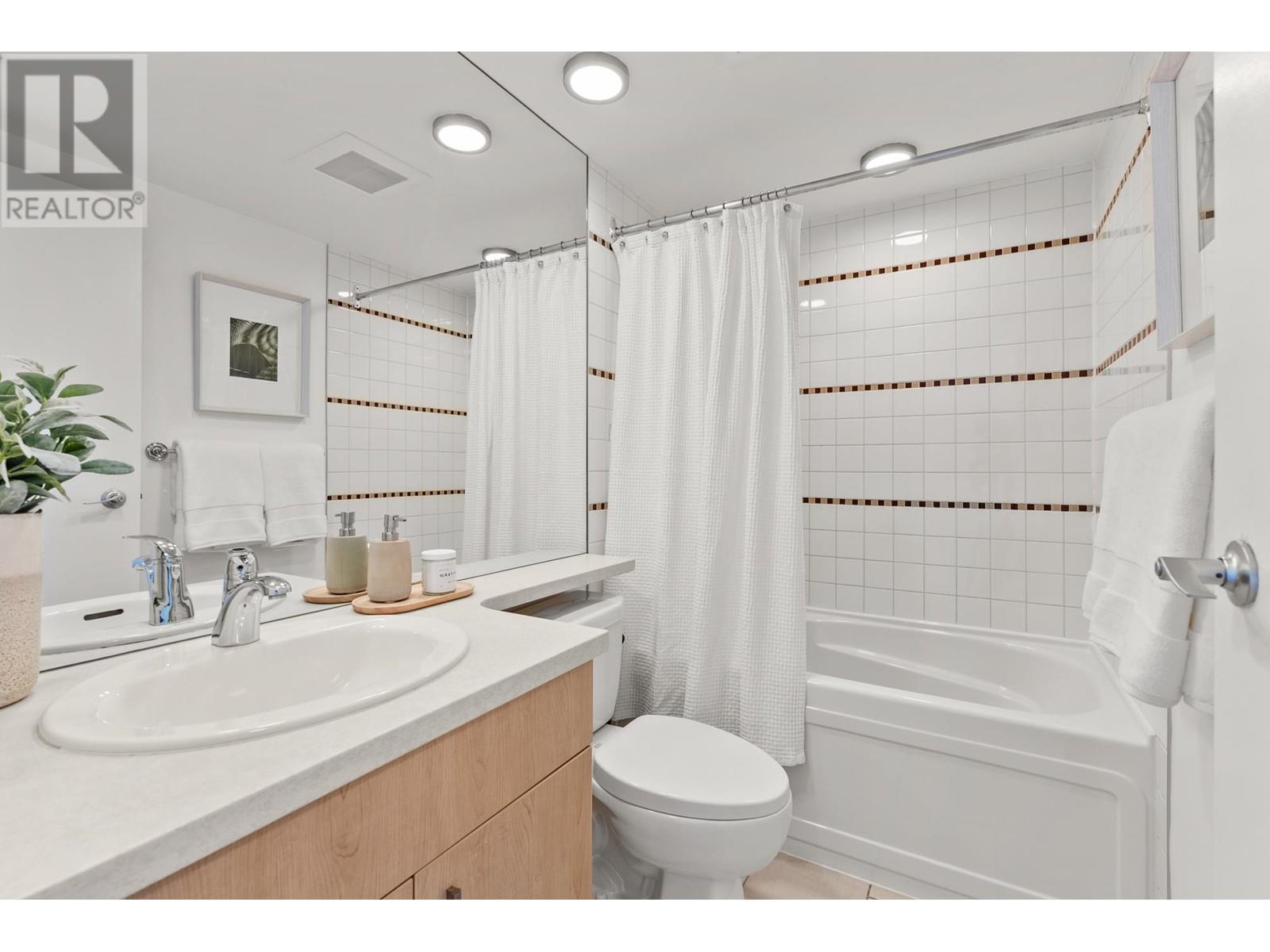 Listing Picture 21 of 31 : 3601 1033 MARINASIDE CRESCENT, Vancouver / 溫哥華 - 魯藝地產 Yvonne Lu Group - MLS Medallion Club Member