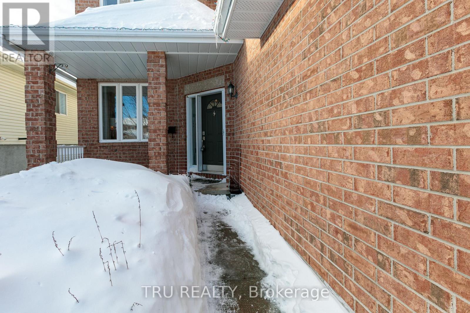 Property at 49 STONEPATH CRESCENT N image 2