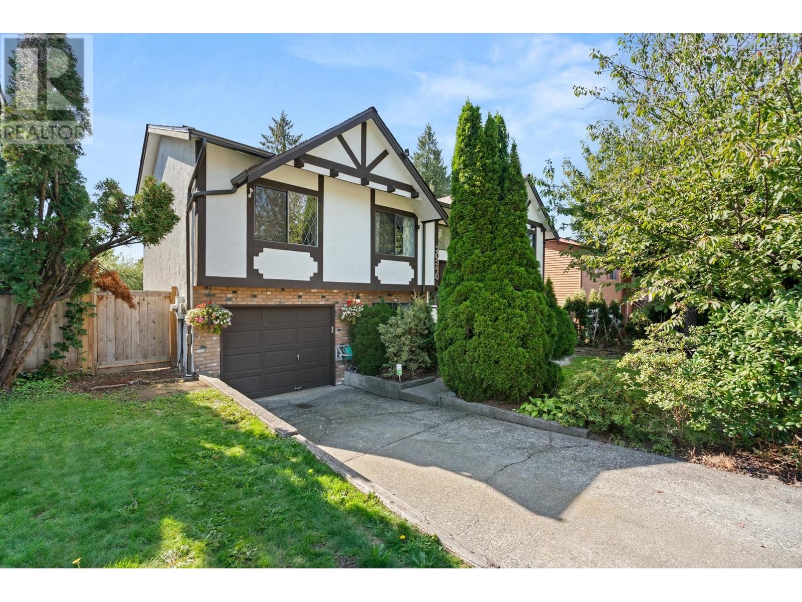 20340 Thorne Avenue, Maple Ridge, British Columbia  V2X 8T9 - Photo 2 - R2968848