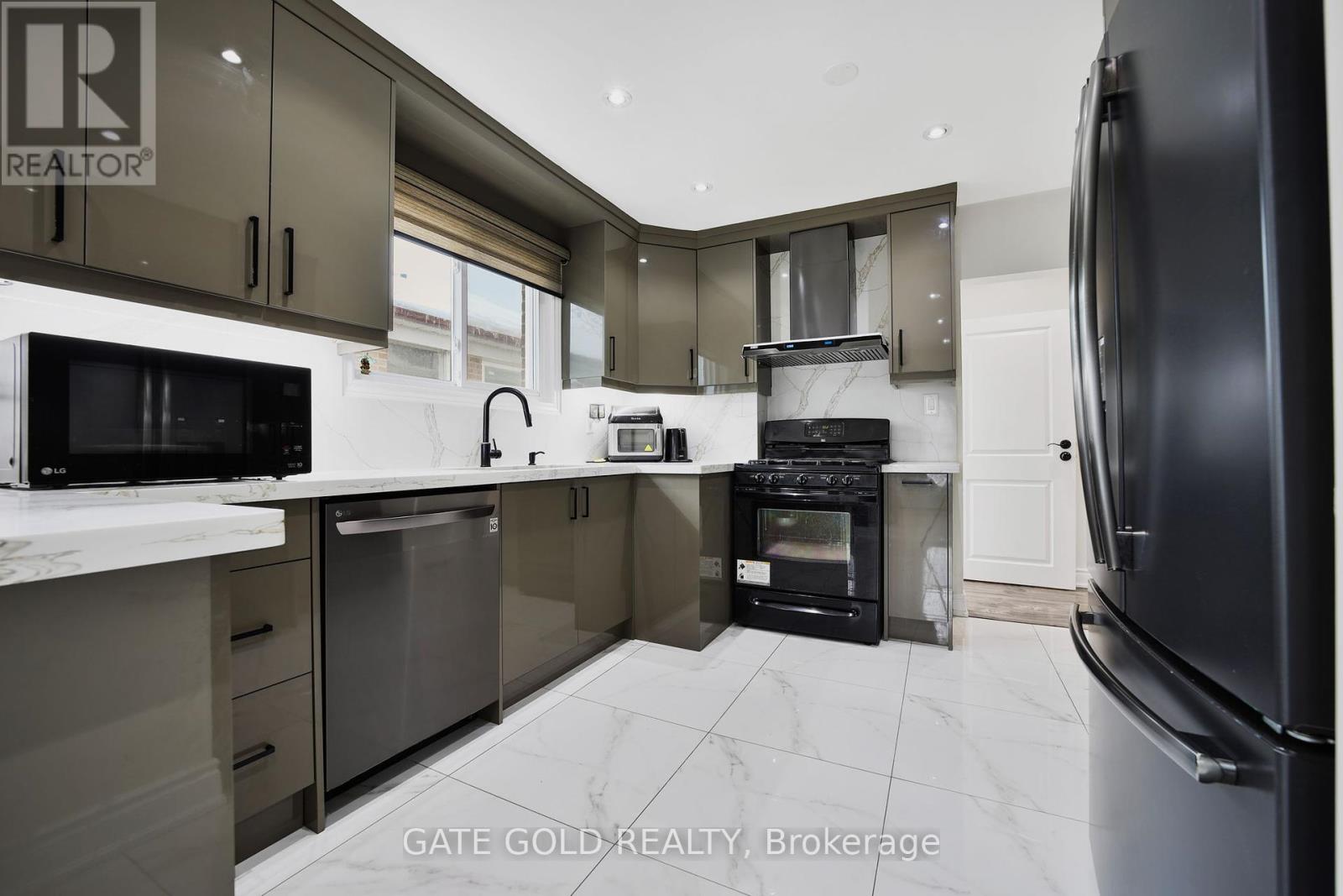 40 Tealham Drive, Toronto, Ontario  M9V 3T6 - Photo 15 - W11981741