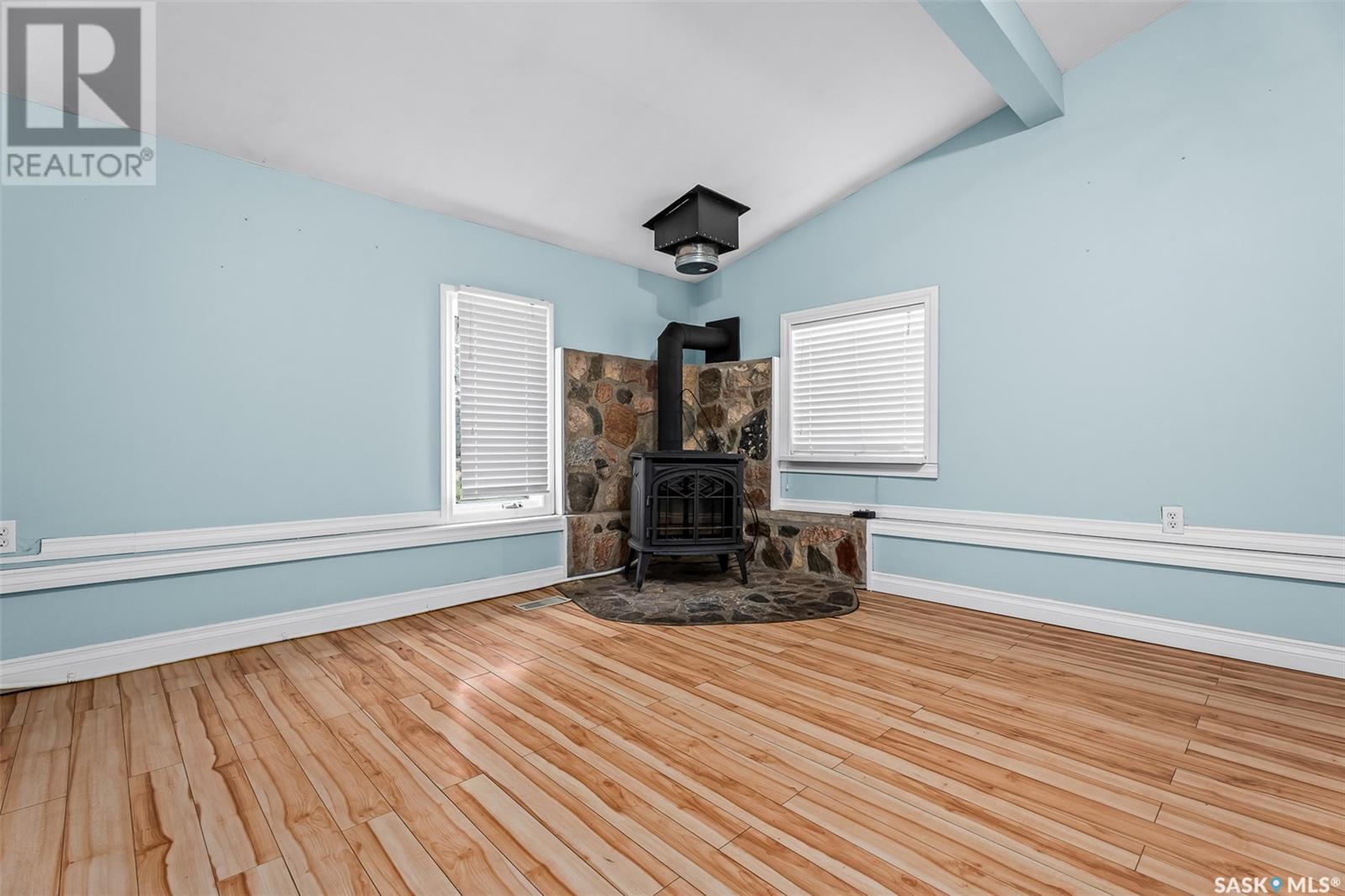 Property at 203 1st AVENUE SE image 4