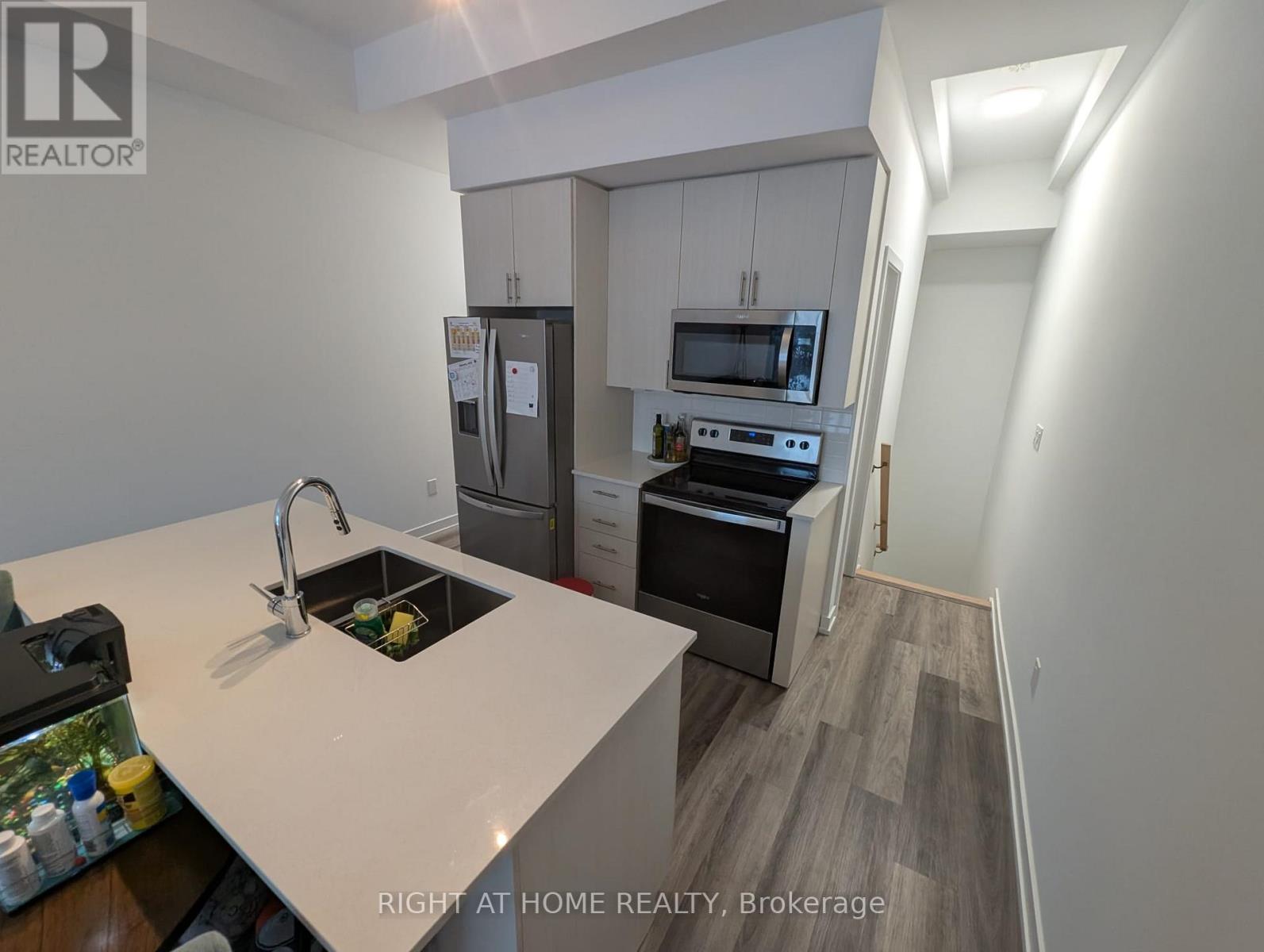 Property at 112 - 3686 ST CLAIR AVENUE E image 3