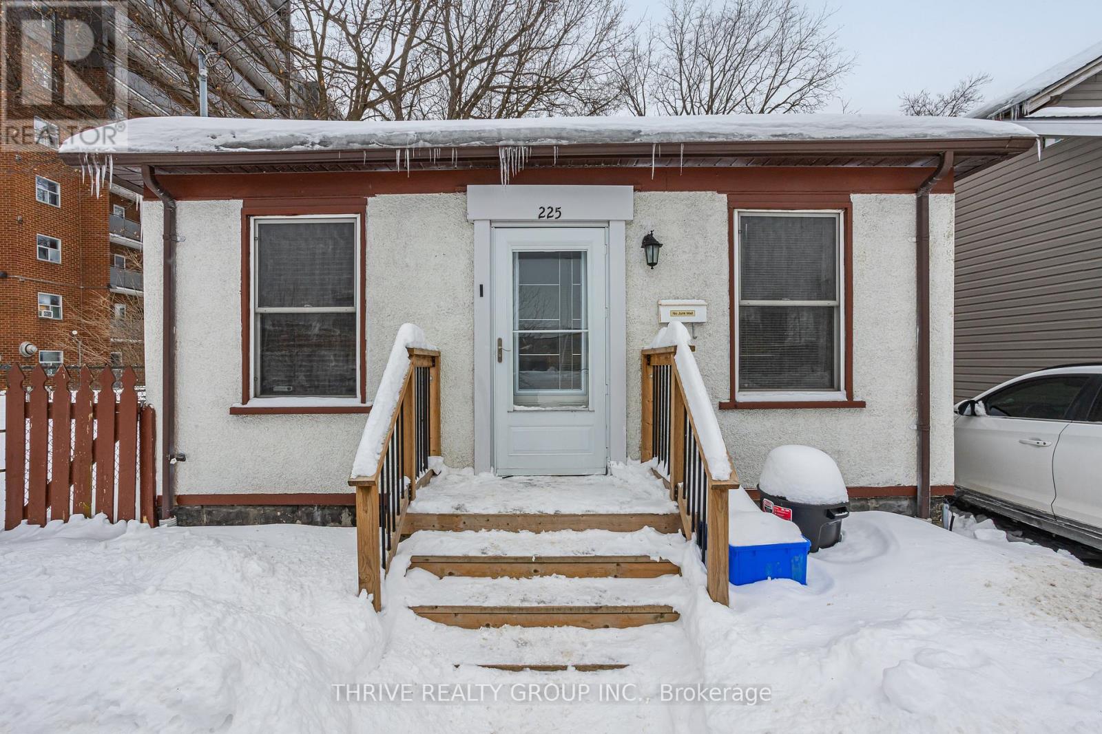225 Simcoe Street