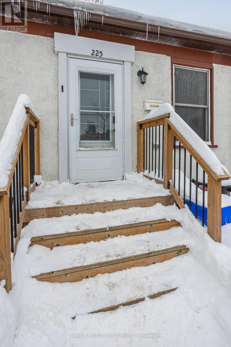 Photo 4 of 35 for 225 Simcoe Street