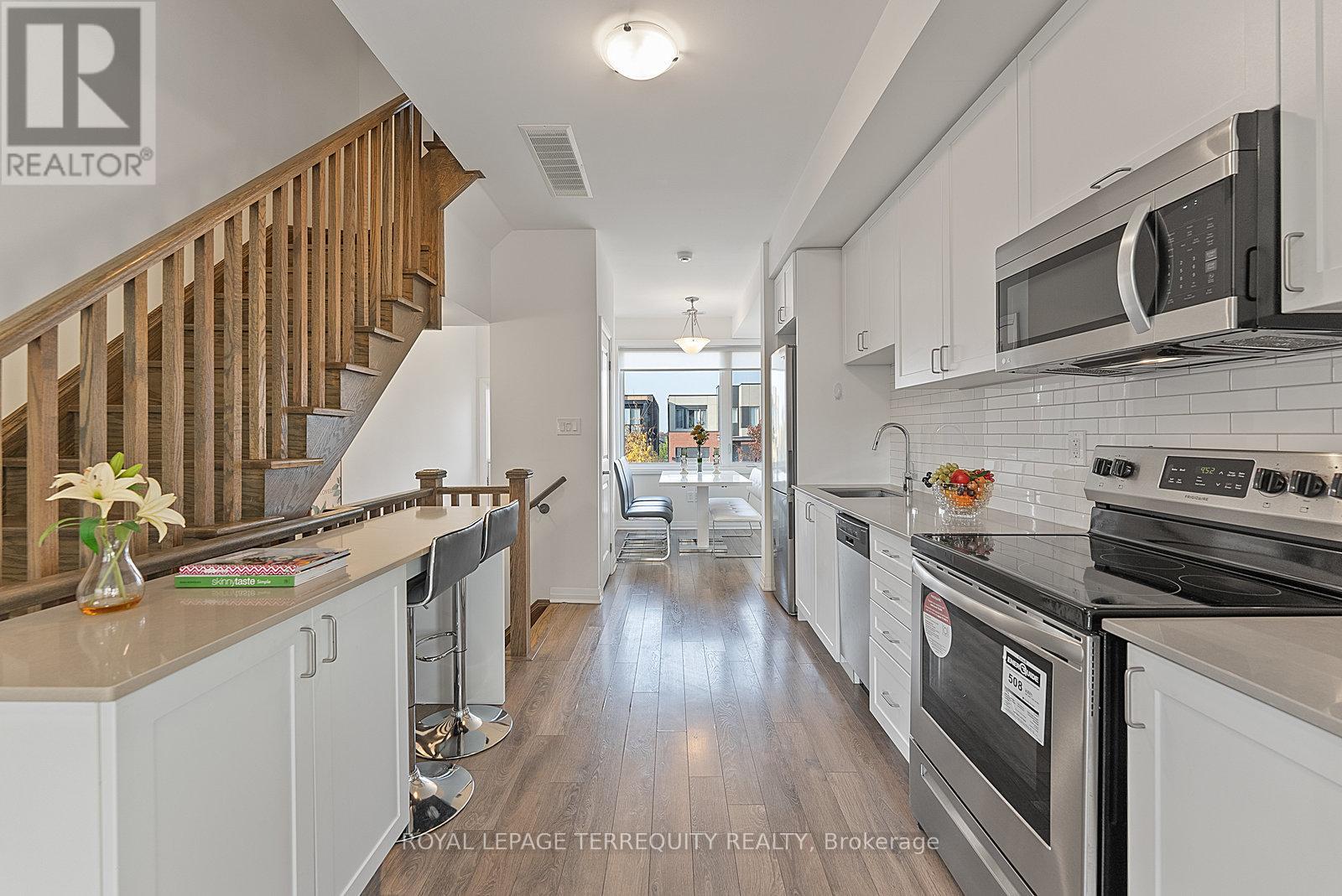 17 Stanley Greene Boulevard, Toronto (Downsview-Roding-Cfb), Ontario  M3K 0B1 - Photo 5 - W11951070