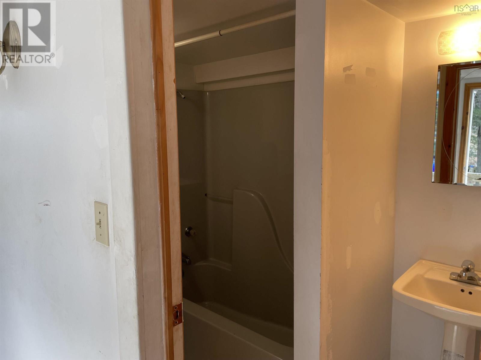 393 St. Phillips Street, Bridgewater, Nova Scotia  B4V 1W7 - Photo 18 - 202503340