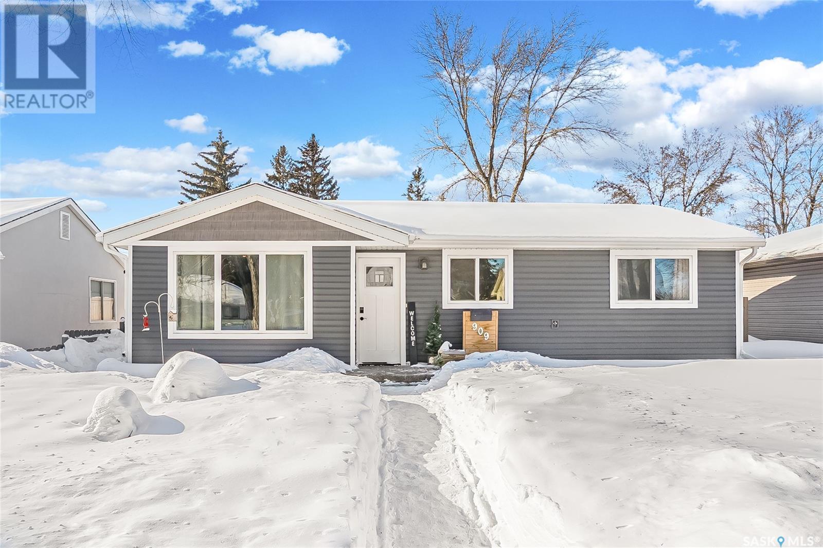 909 X Avenue N, Saskatoon, Saskatchewan  S7L 3K5 - Photo 1 - SK996322