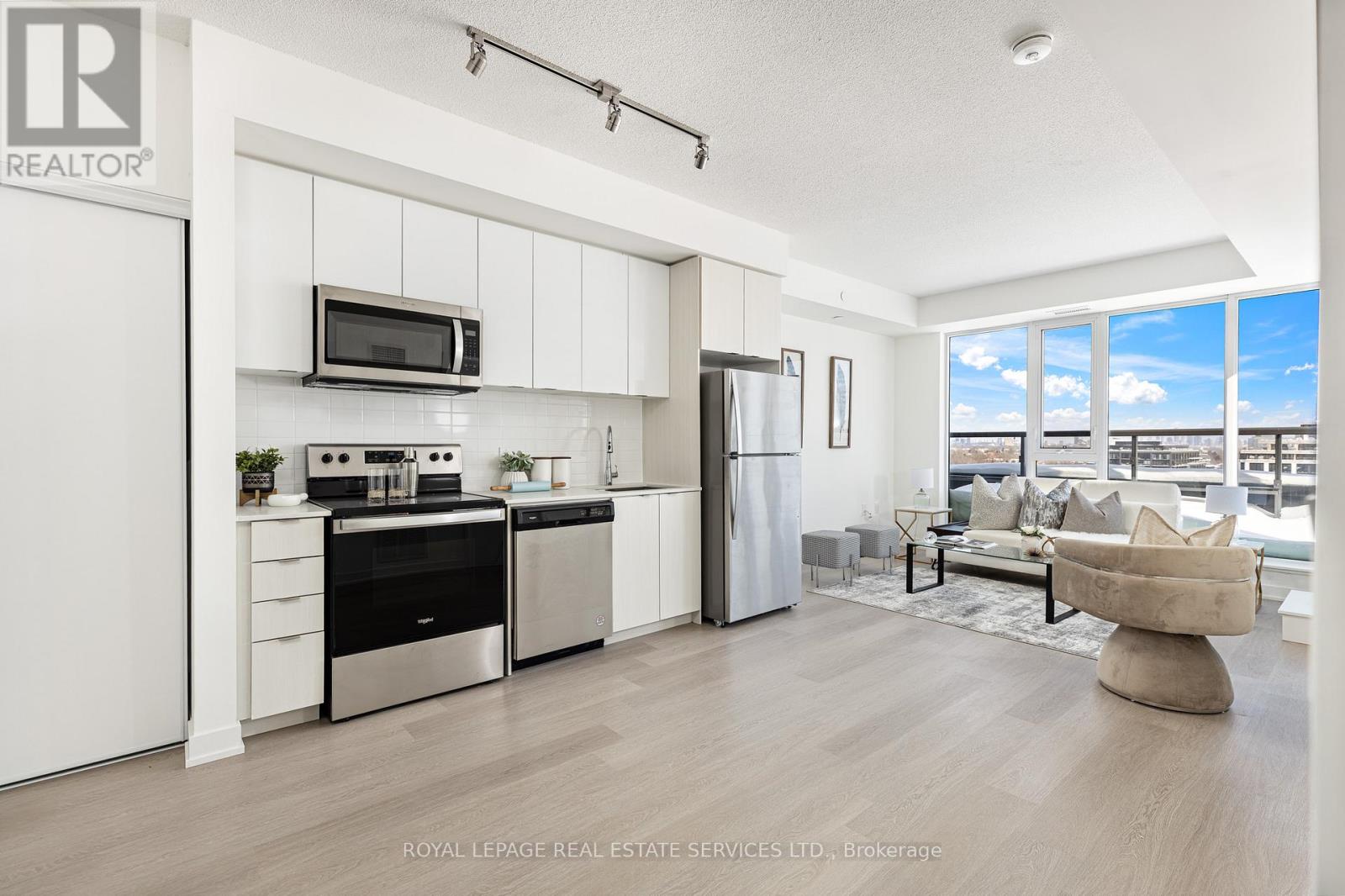 Property at 911 - 859 THE QUEENSWAY image 3