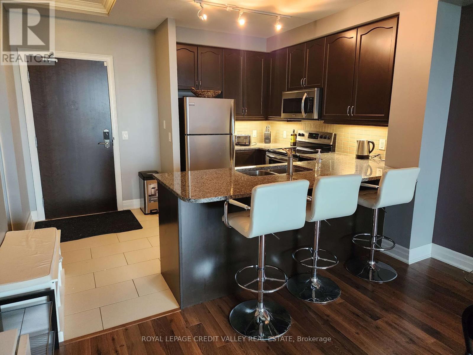 1707 - 100 John Street, Brampton, Ontario  L6W 0A8 - Photo 9 - W11982768
