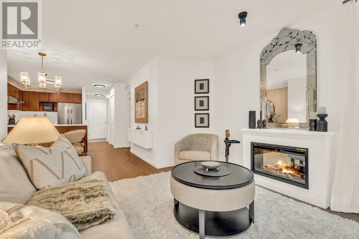 Listing Picture 3 of 28 : 302 4833 BRENTWOOD DRIVE, Burnaby / 本拿比 - 魯藝地產 Yvonne Lu Group - MLS Medallion Club Member