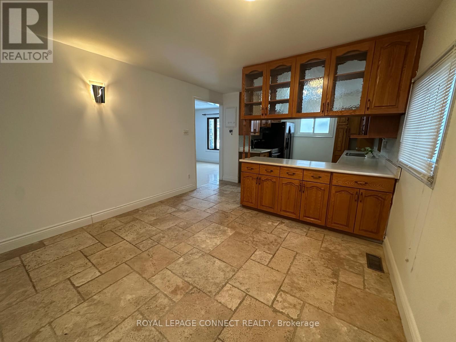 612 Marksbury Road S, Pickering (West Shore), Ontario  L1W 2S8 - Photo 4 - E11911560