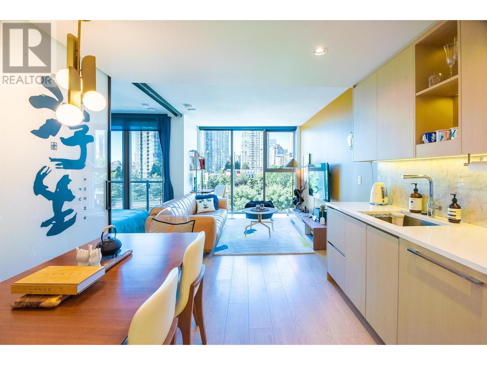 Listing Picture 3 of 10 : 587 87 NELSON STREET, Vancouver / 溫哥華 - 魯藝地產 Yvonne Lu Group - MLS Medallion Club Member