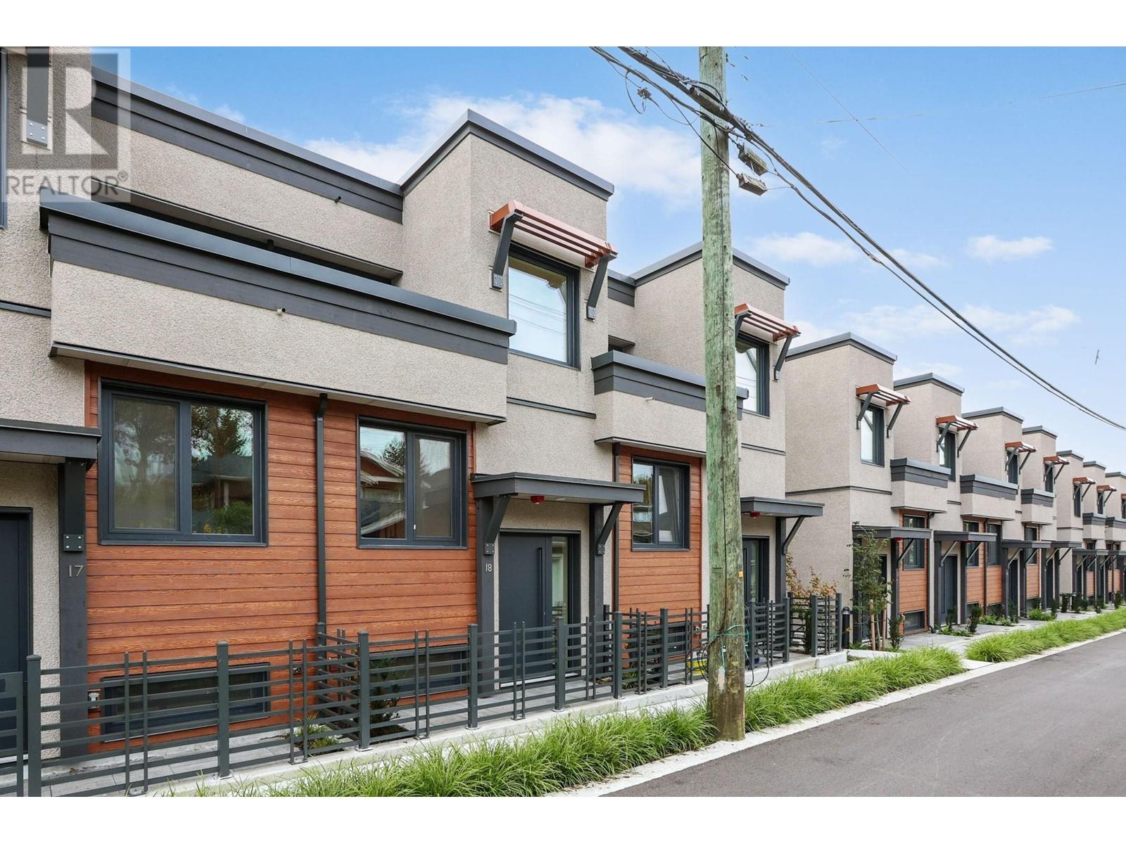 18 632 E 3rd Street, North Vancouver, British Columbia  V7L 0J1 - Photo 1 - R2969276