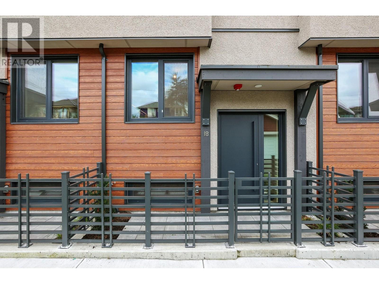 18 632 E 3rd Street, North Vancouver, British Columbia  V7L 0J1 - Photo 2 - R2969276
