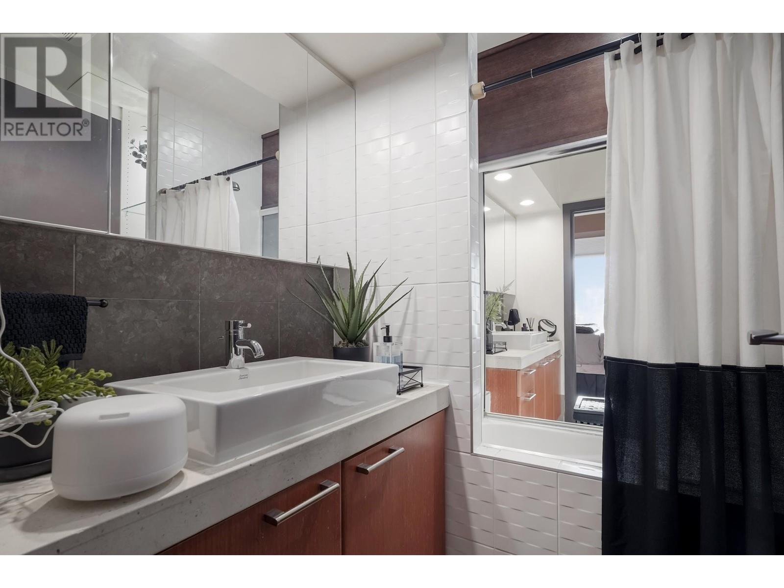 Listing Picture 16 of 23 : 809 1333 W GEORGIA STREET, Vancouver / 溫哥華 - 魯藝地產 Yvonne Lu Group - MLS Medallion Club Member