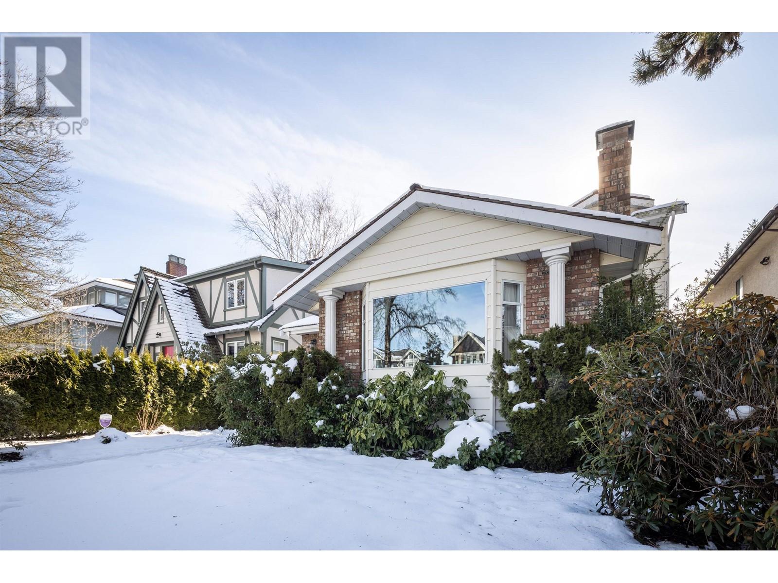 Listing Picture 2 of 38 : 3982 W 29TH AVENUE, Vancouver / 溫哥華 - 魯藝地產 Yvonne Lu Group - MLS Medallion Club Member